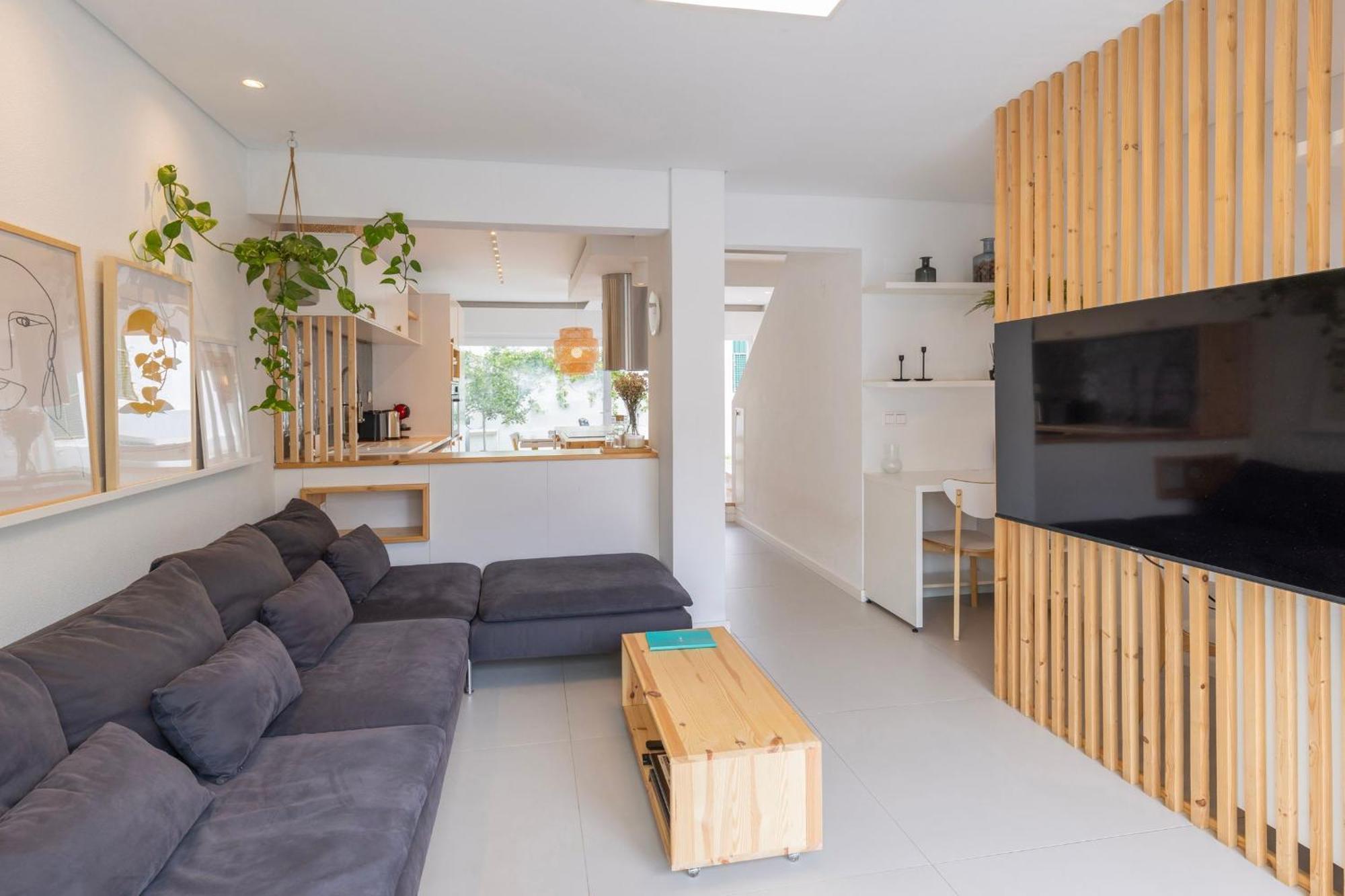 Carcavelos Sunny Retreat By Lovelystay