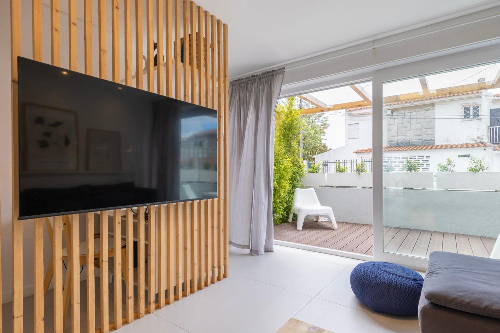 Carcavelos Sunny Retreat By Lovelystay