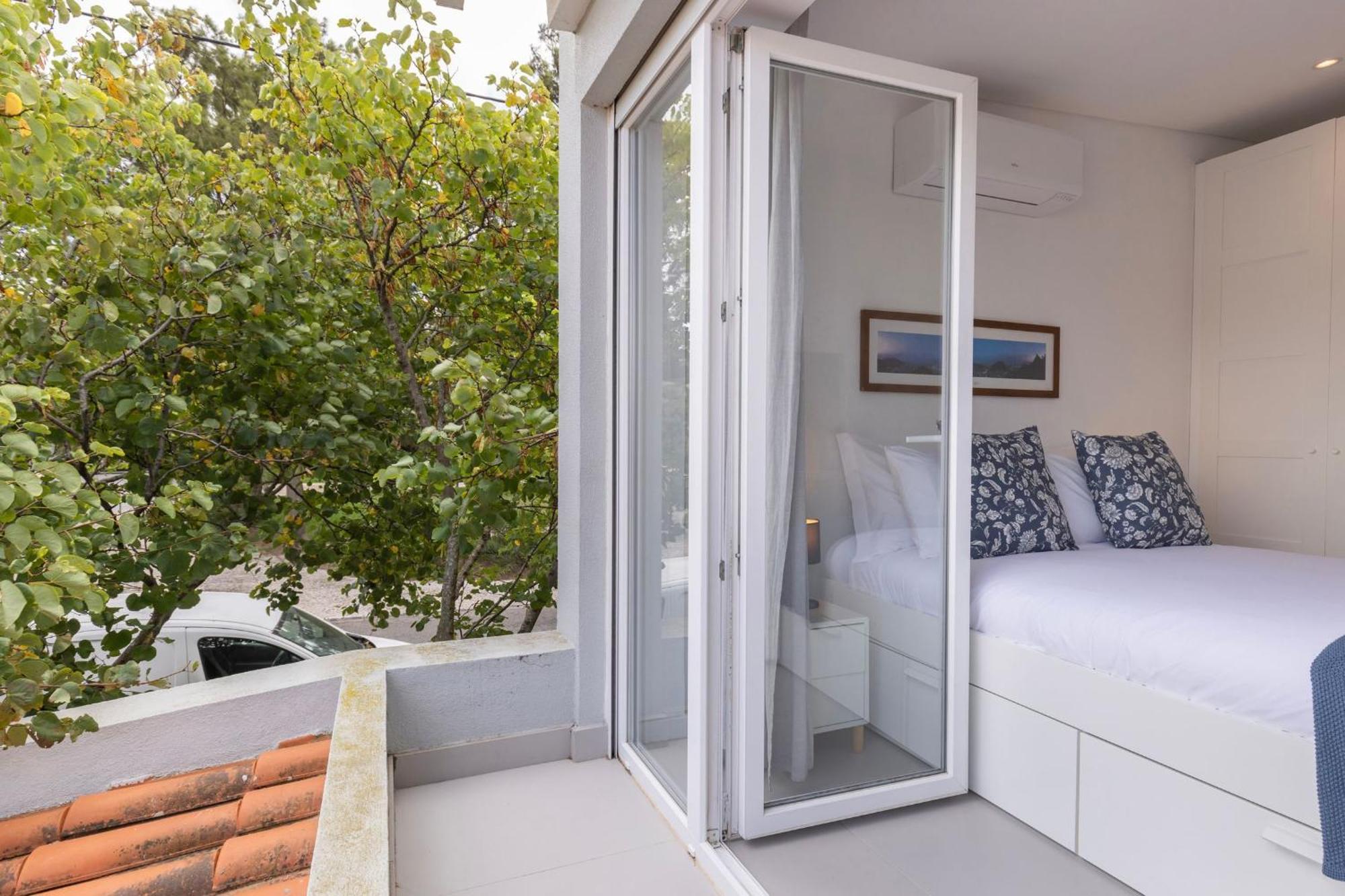 Carcavelos Sunny Retreat By Lovelystay